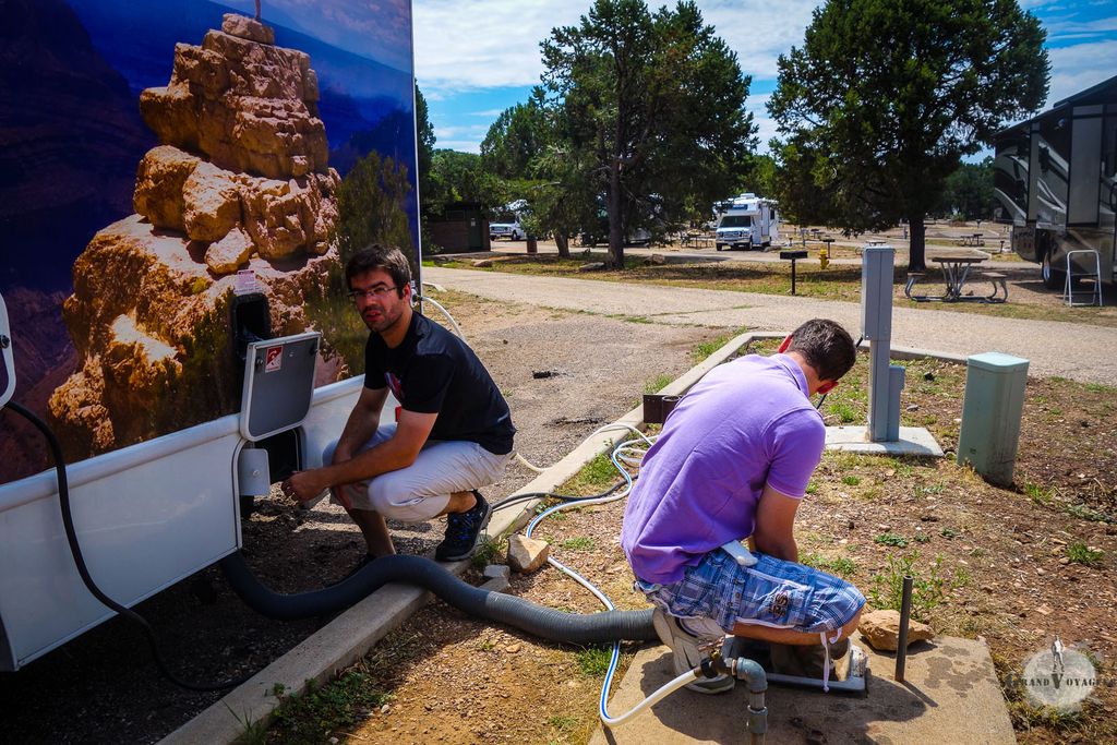 C'est que ça doit s'entretenir ces gros véhicules. Quand les réservoirs sont pleins, il faut vider ce qu'on appelle de manière très poétique la « boite à caca »