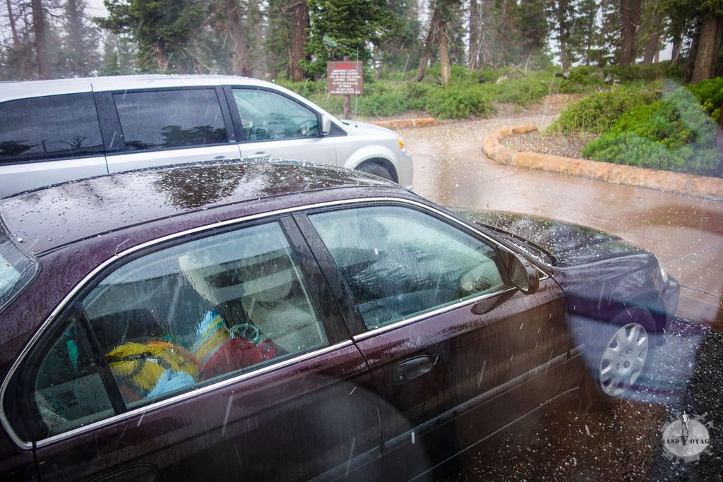 Des grêlons gros comme des billes tombent. On est bien content d'être à l'abri dans notre camping car. Même si ça fait un sacré bruit...