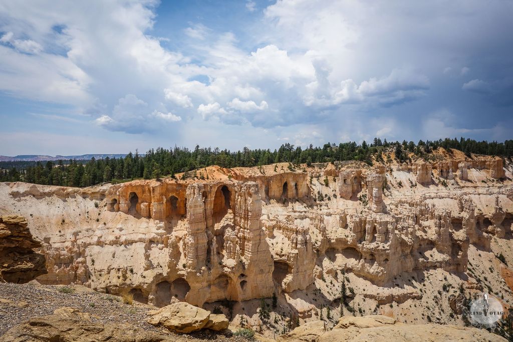 Des grottes se sont creusées naturellement par ruissellement.