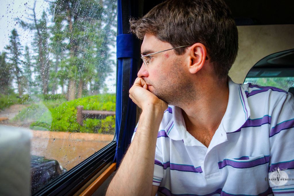 On ne perd pas le nord et nous nous faisons tranquillement à manger pendant que les enfers se déchaînent dehors. J’adore les campings cars 😊