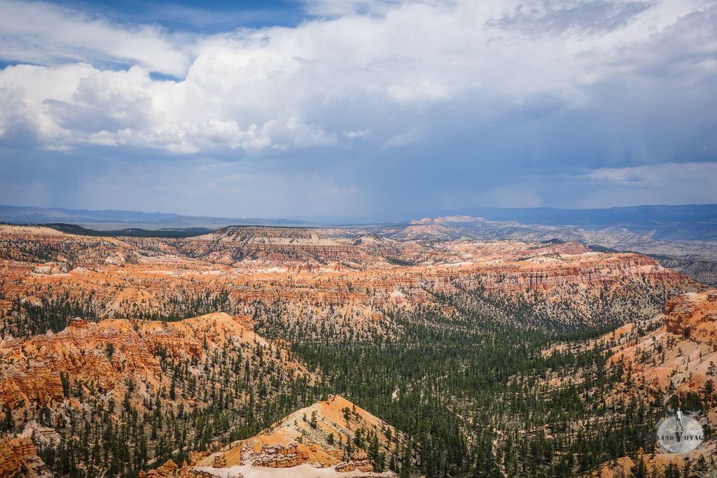 La vue depuis Bryce Point. C'est beau mais ces quelques nuages noirs au fond ne me plaisent pas forcément..