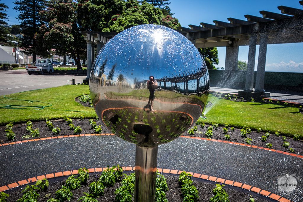 Une étrange boule de métal demande à ce qu'on s'approche d'elle