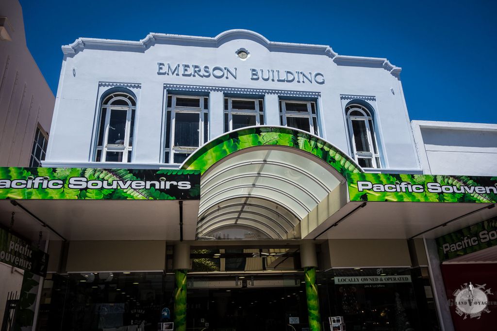 Un autre des nombreux bâtiments Art Déco de la ville. C'est juste dommage que les rez-de-chaussée aient été envahis de boutiques.