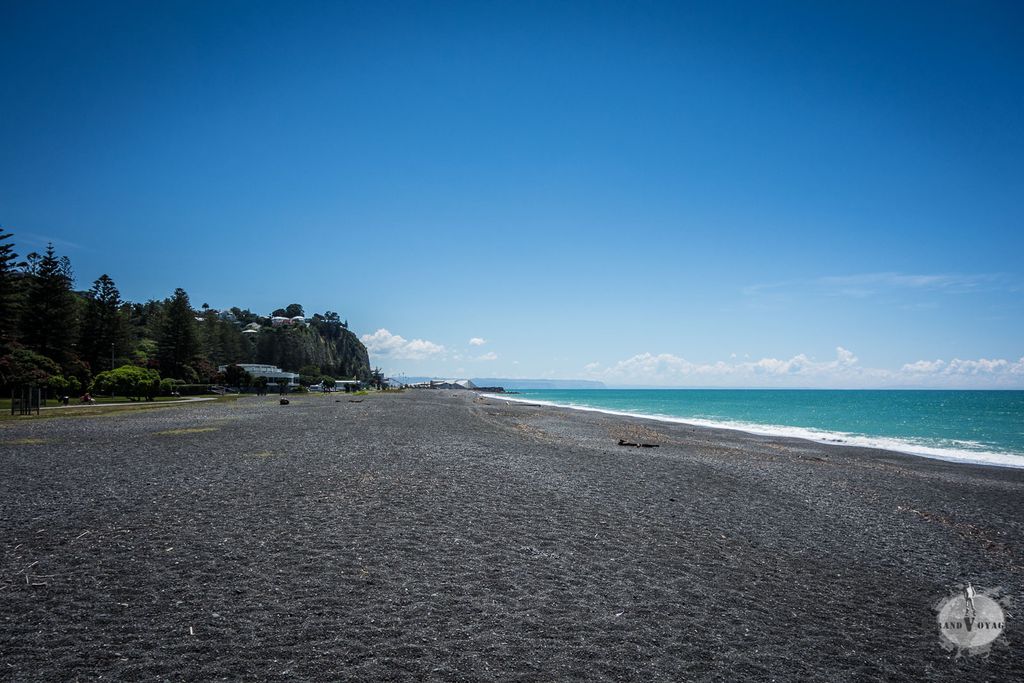La plage de galets de Napier. Attention, ici, le soleil tape, très très fort. La faute au trou de la couche d'ozone.