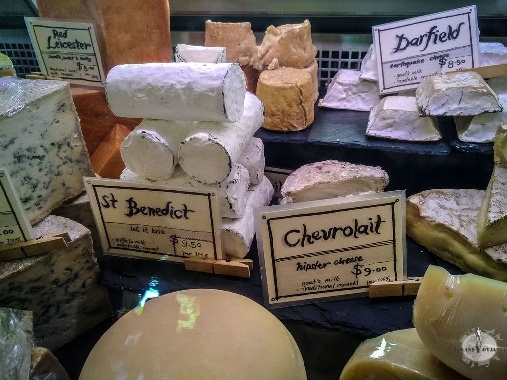 Moi aussi, si un jour je me mets à faire du fromage de chèvre, je l'appellerai Chevrolait "Chevrolait, un fromage qui en a sous le capot !" ; "Chevrolait, un fromage qui dépote !"