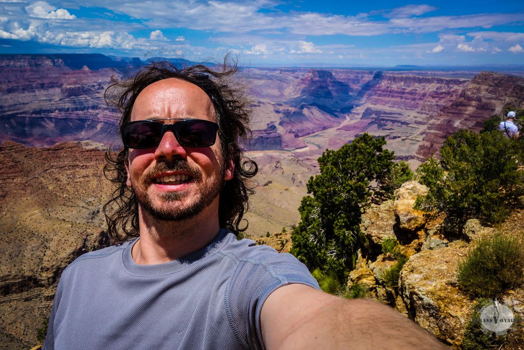 Vous pourrez remarquer, à droite du monsieur au sourire trop forcé, la rivière Colorado, 1 300 m plus bas.