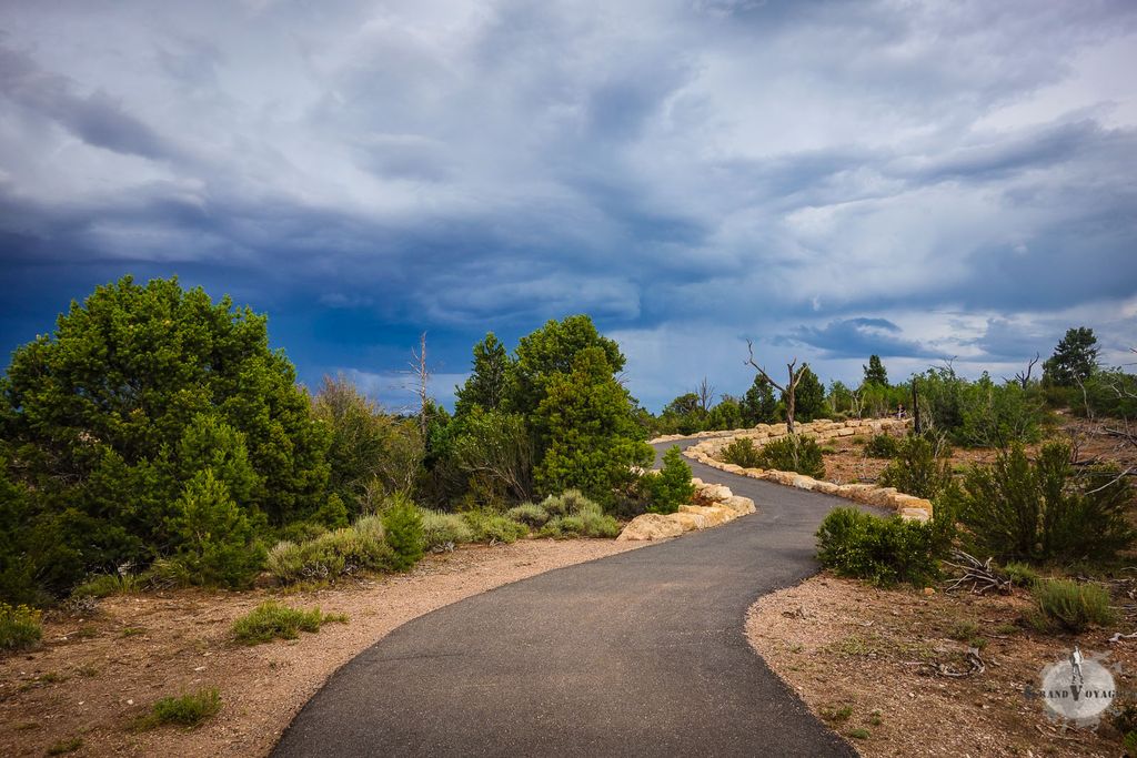 Le chemin de randonnée, goudronné, du South Rim Trail. Je peux faire une randonnée en tongs Havaianas, ils sont trop forts ces américains !