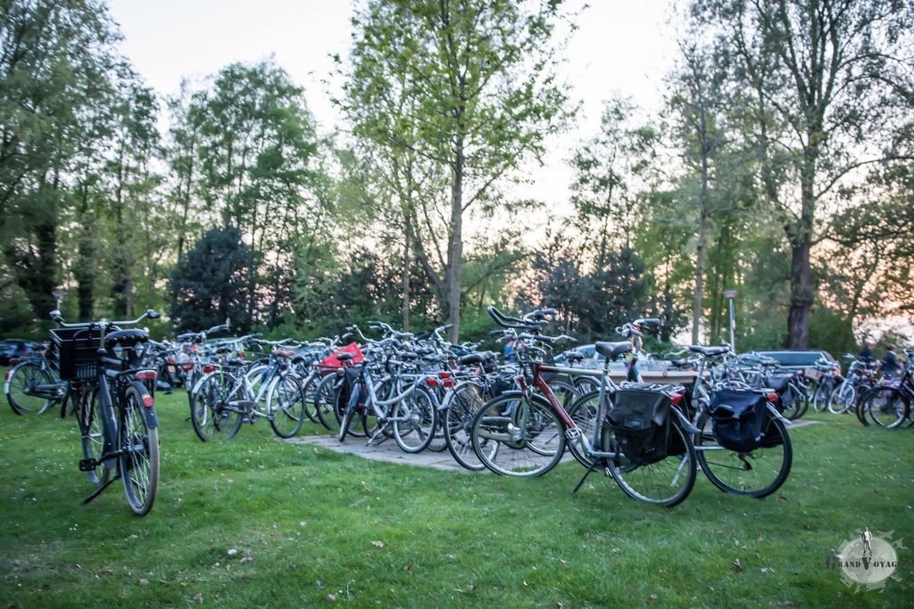 Tiens, des vélos. Pas de doute, on est aux Pays-Bas. Tiens, des vélos. Pas de doute, on est aux Pays-Bas.