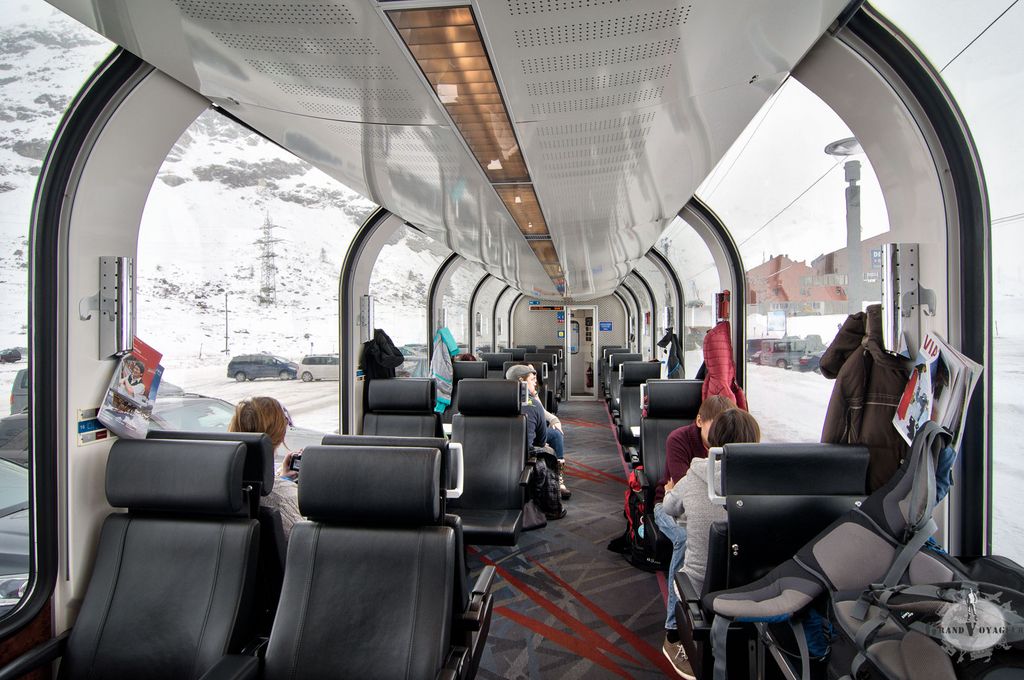 A bord du Bernina Express entre la Suisse et l'Italie à plus de 2200 m d'altitude A bord du Bernina Express entre la Suisse et l'Italie à plus de 2200 m d'altitude