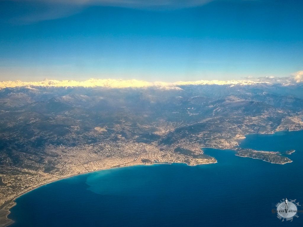 La vue depuis l'avion en arrivant ou en partant de Nice est toujours magnifique. La vue depuis l'avion en arrivant ou en partant de Nice est toujours magnifique.