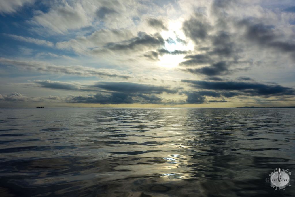 Notre lancha vogue sur des eaux calmes.  Notre lancha vogue sur des eaux calmes.