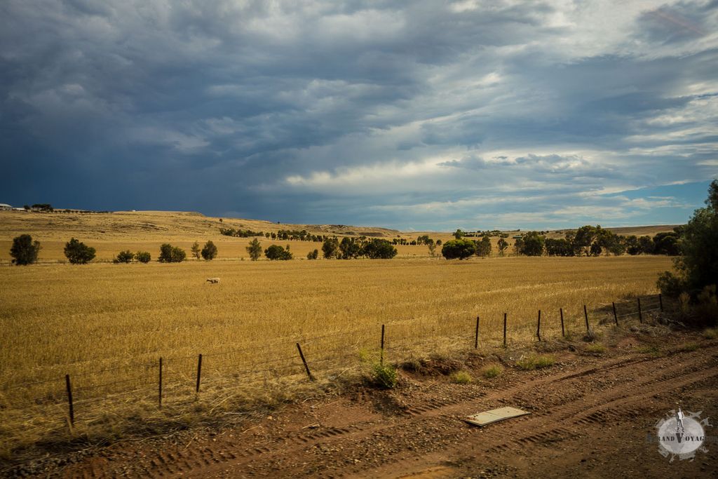 On réussit à contourner l'orage mais on sent que là-bas dessous ça doit tonner dur.