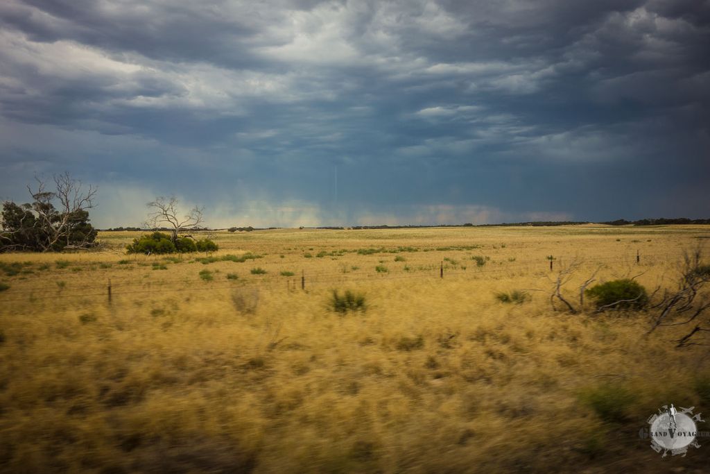 Plus le temps passe, plus cela devient aride. Au loin, un orage.