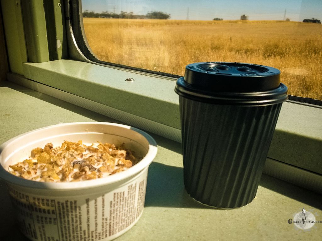 Café et céréales du matin à bord du train direction Adélaïde.