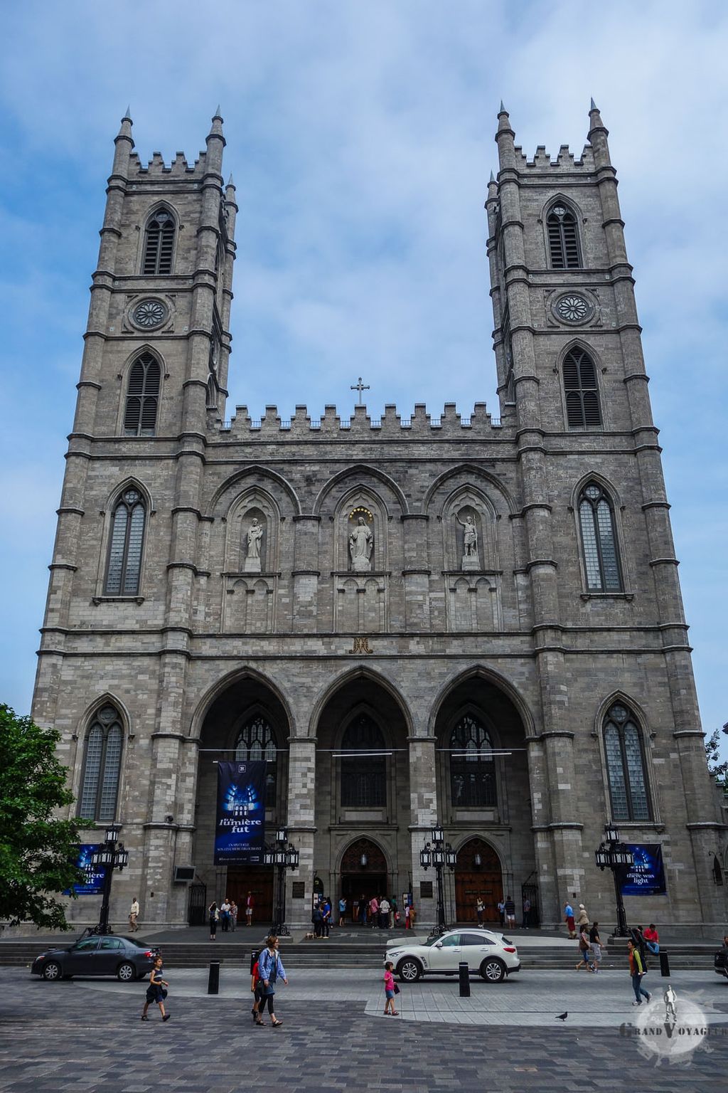 La Basilique Notre Dame de Montréal. Elle a peut-être essayé de se faire passer pour sa consœur parisienne en imitant son nom et en reprenant ses deux tours ?