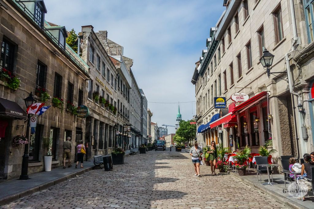 Une des rues piétonnes autour de la place Jacques Cartier dans la vieille ville.