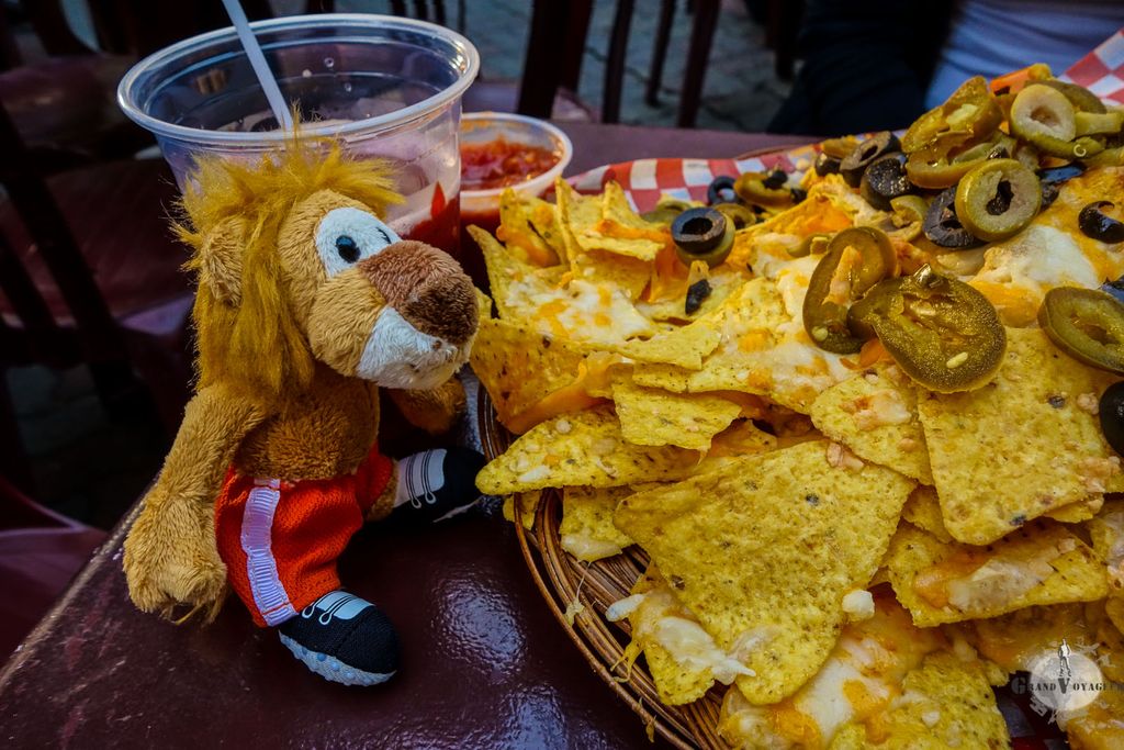 T-Chat aussi aime les nachos au fromage fondu avec des jalapeños