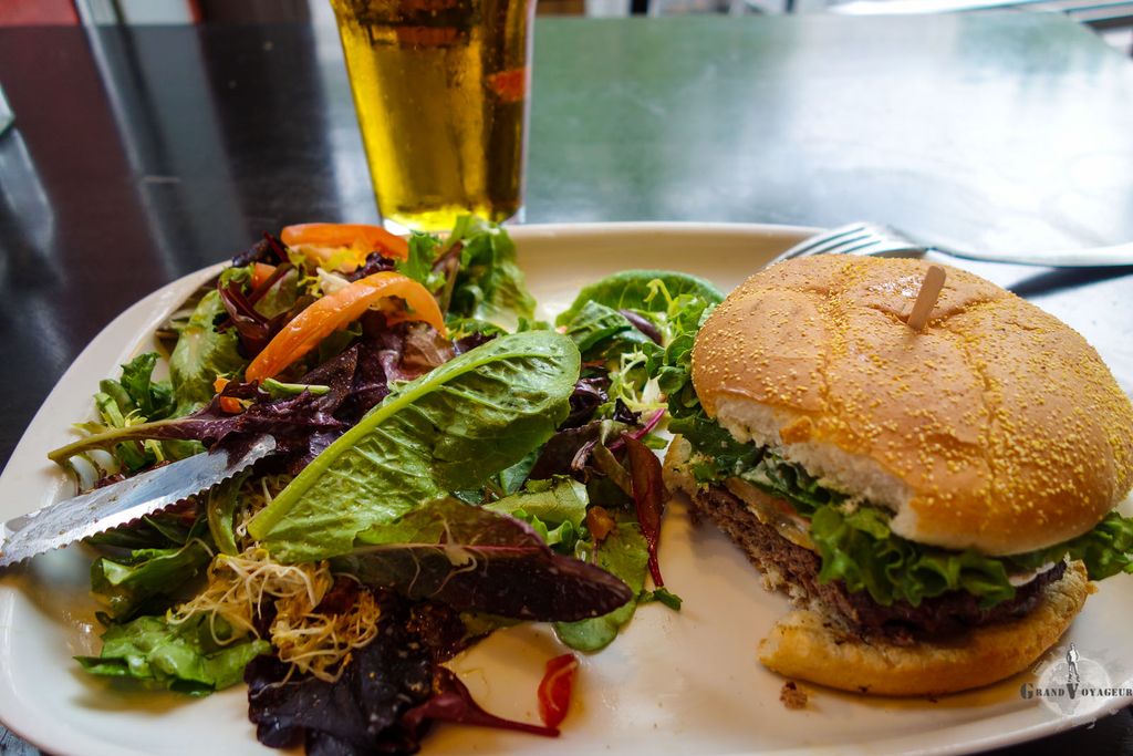Après l'effort à marcher dans la ville, rien ne vaut un bon burger à la viande de bison.