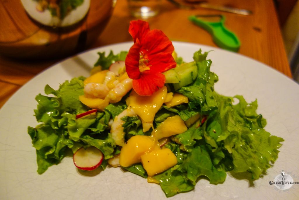 Salade aux capucines. et aux mangues Je n'avais jamais mangé de capucines auparavant. C'est un délice.