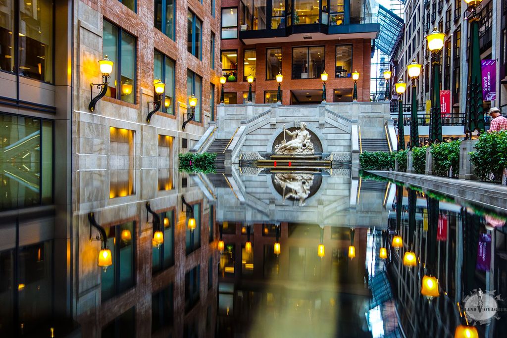 Pour éviter la pluie, je me réfugie dans une galerie commerciale et tombe sur ce miroir d'eau.