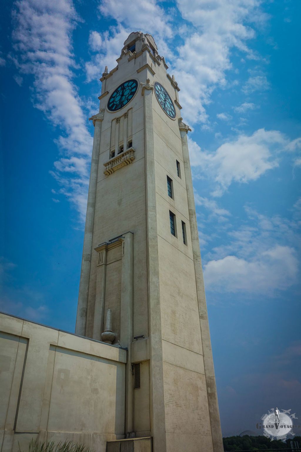Le parc s'appelle le parc de l'Horloge. Allez, je me lance et prédis qu'il s'agit de la tour de l'Horloge.