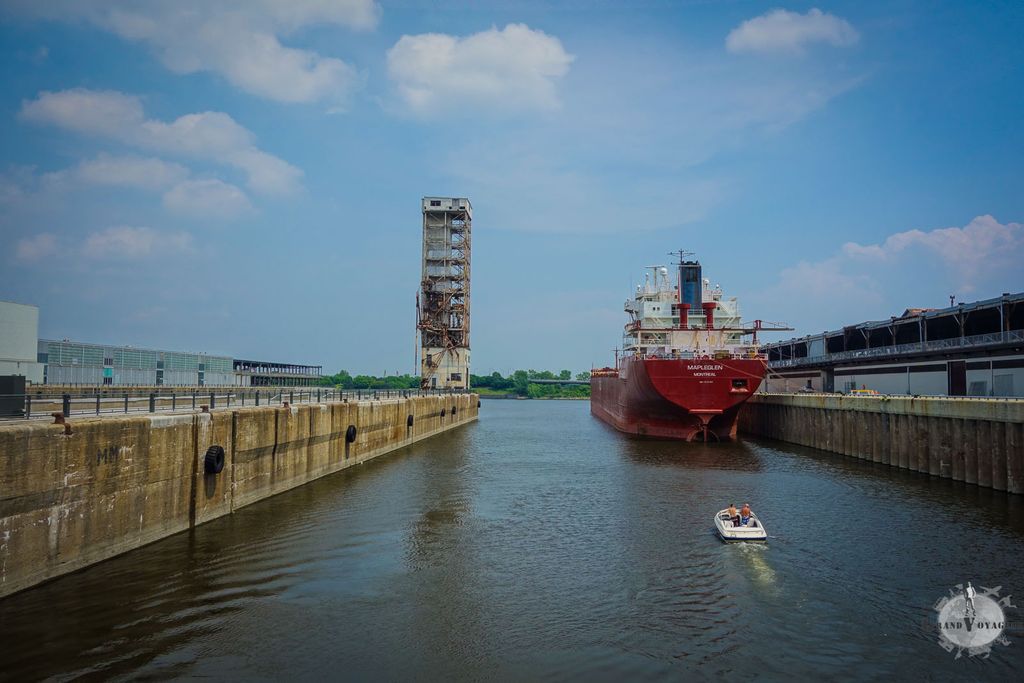 Un petit bateau part à l'assaut de plus gros que lui.