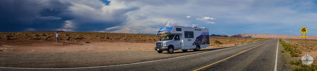 A gauche, un orage. A droite, l'immensité du désert de l'Arizona. Au milieu notre monture solitaire. On croise les doigts pour ne pas tomber en panne. A gauche, un orage. A droite, l'immensité du désert de l'Arizona. Au milieu notre monture solitaire. On croise les doigts pour ne pas tomber en panne.