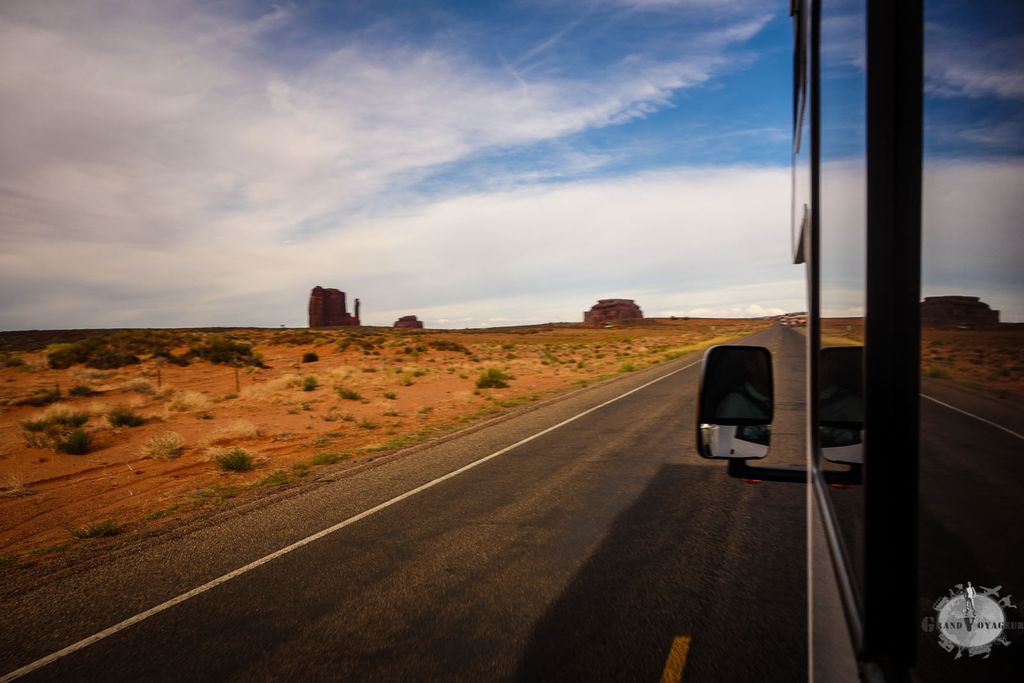 Le camping car intrépide chevauche le désert de l'Arizona en terre Navajo. Le camping car intrépide chevauche le désert de l'Arizona en terre Navajo.