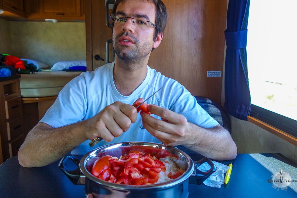 Ce n'est pas parce qu'on roule qu'on ne peut pas préparer une salade de riz-tomates en même temps. Ce n'est pas parce qu'on roule qu'on ne peut pas préparer une salade de riz-tomates en même temps.