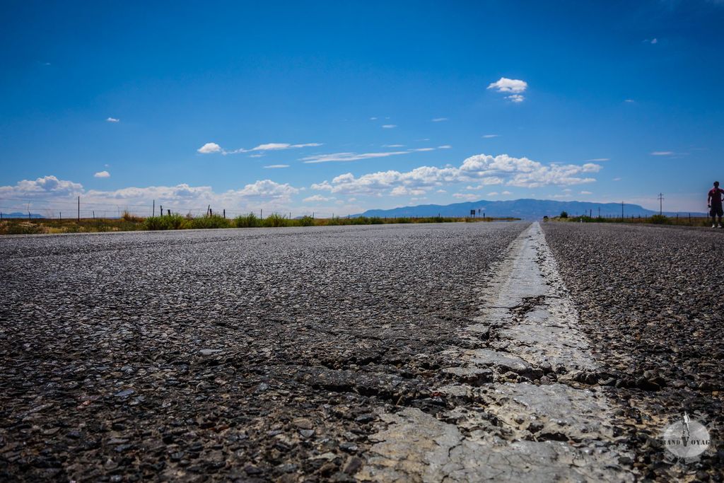 La route (droite !) craquelle sous la chaleur désertique. La route (droite !) craquelle sous la chaleur désertique.