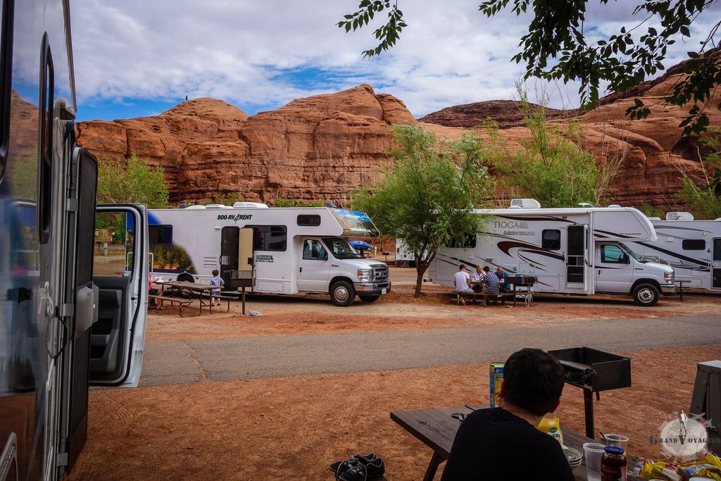 Au Goulding's Camping, nous ne sommes pas les seuls... notamment beaucoup de frenchies ! Au Goulding's Camping, nous ne sommes pas les seuls... notamment beaucoup de frenchies !