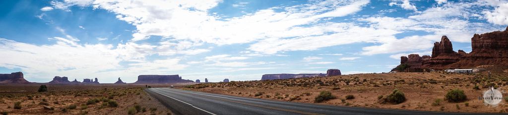 Panoramique sur la route à Monument Valley au pied du camping Panoramique sur la route à Monument Valley au pied du camping