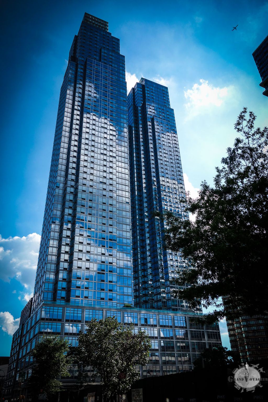 On aurait presque l'impression que le building est transparent. On aurait presque l'impression que le building est transparent.