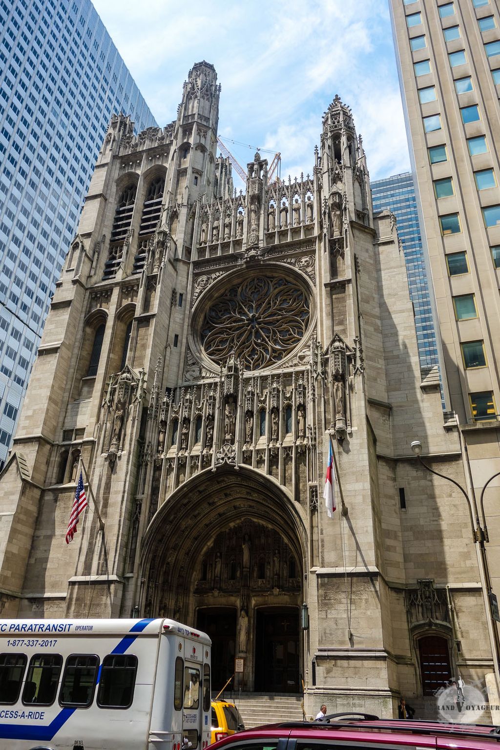 Au milieu des gratte-ciel, une église qui semble presque minuscule en comparaison Au milieu des gratte-ciel, une église qui semble presque minuscule en comparaison