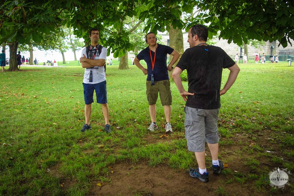 Pendant ce temps là, on essaie d'éviter les gouttes sous les arbres Pendant ce temps là, on essaie d'éviter les gouttes sous les arbres