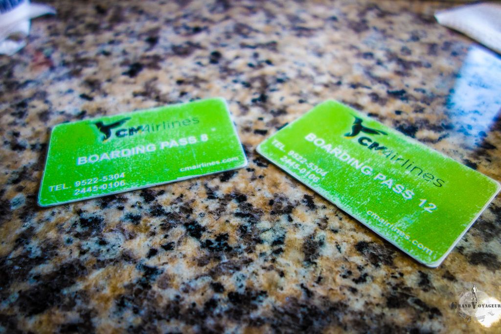 Nos cartes d'embarquement... un bout de plastique un peu usé :) Nos cartes d'embarquement... un bout de plastique un peu usé :)