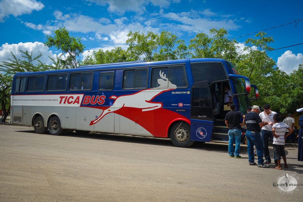 Notre valeureux bus à la frontière Honduras-Nicaragua. A peine sortis qu'on nous propose déjà du change, des boissons et autre nourriture. J'obtiendrai un bon taux de change en laissant passer tour le monde, écoutant les taux pratiqués et négociant avec celui qui n'avait pas réussi à changer quoi que ce soit.