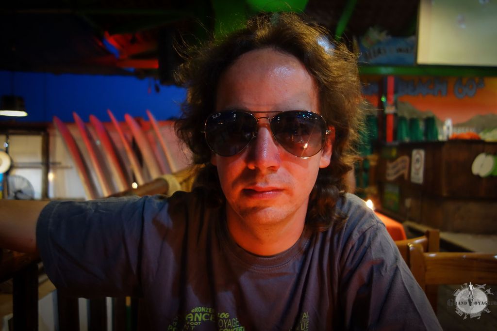 Les cheveux sont toujours longs mais la barbe, elle, a fait pshiiiit. Les cheveux sont toujours longs mais la barbe, elle, a fait pshiiiit.