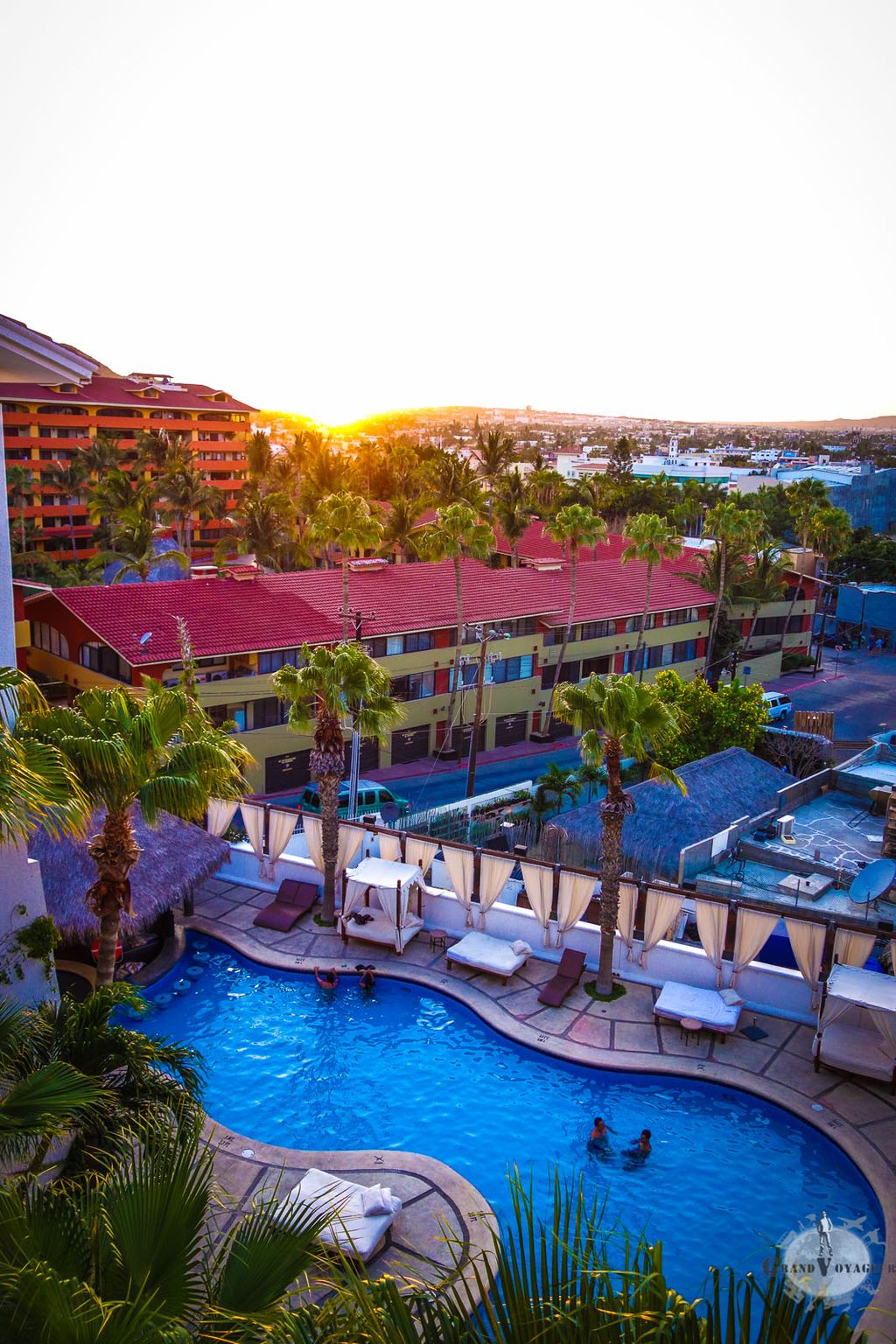 Coucher de Soleil sur les collines de Baja Californie. Au bas, la piscine de l'hôtel et ses lits tout autour pour se reposer après une journée à ne rien faire Coucher de Soleil sur les collines de Baja Californie. Au bas, la piscine de l'hôtel et ses lits tout autour pour se reposer après une journée à ne rien faire