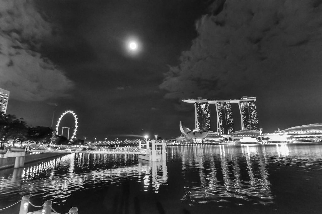 Le Marina Bay Sands de nuit avec sa planche à repasser géante (photo prise en 2012) Le Marina Bay Sands de nuit avec sa planche à repasser géante (photo prise en 2012)
