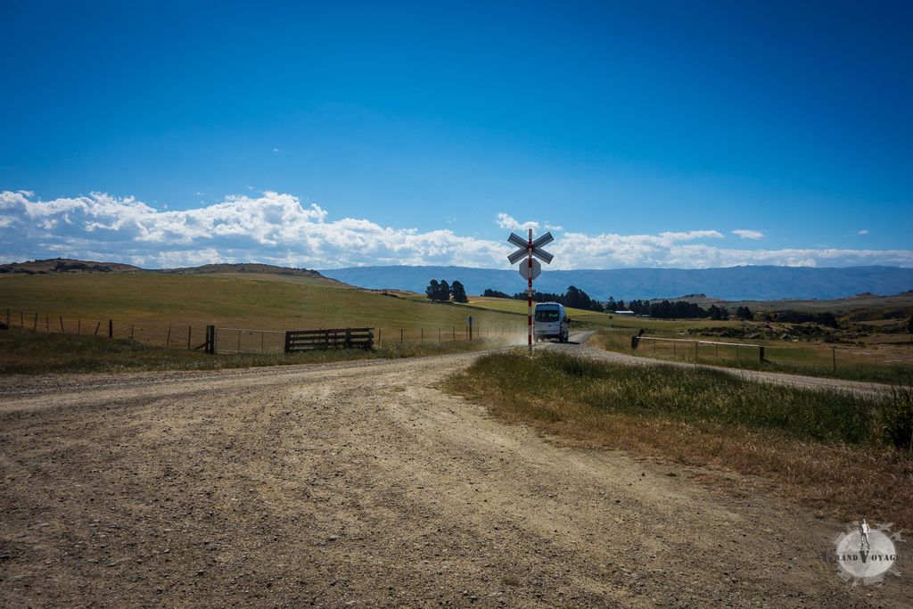 Un minibus a pris ses passagers et les conduit à Queenstown. l'endroit a un air de Western.