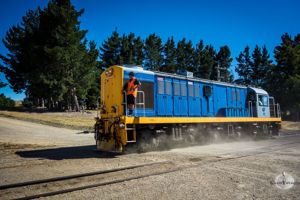 La loco en pleine manoeuvre pour se rattacher au l'autre bout des wagons.