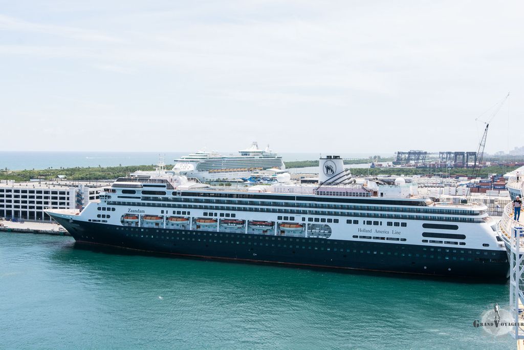 Le Zaandam de la Holland America Cruise Line a l'air tout petit à coté de nous. Derrière on aperçoit l'Independence of the Seas, de la classe Freedom, classe qui représentait les plus grands navires au monde jusqu'en 2009, avant que les Oasis et Allure ne leur ravissent le titre. Le Zaandam de la Holland America Cruise Line a l'air tout petit à coté de nous. Derrière on aperçoit l'Independence of the Seas, de la classe Freedom, classe qui représentait les plus grands navires au monde jusqu'en 2009, avant que les Oasis et Allure ne leur ravissent le titre.