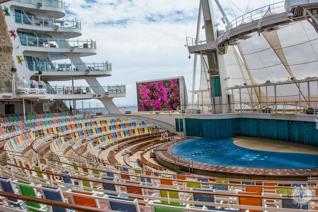 Au bout du Boardwalk, l'Aquatheater avec ses piscines profondes capables de se remplir en quelques secondes où sont présentés des shows aquatiques ou des films sur les écrans géants l'après-midi. Au bout du Boardwalk, l'Aquatheater avec ses piscines profondes capables de se remplir en quelques secondes où sont présentés des shows aquatiques ou des films sur les écrans géants l'après-midi.