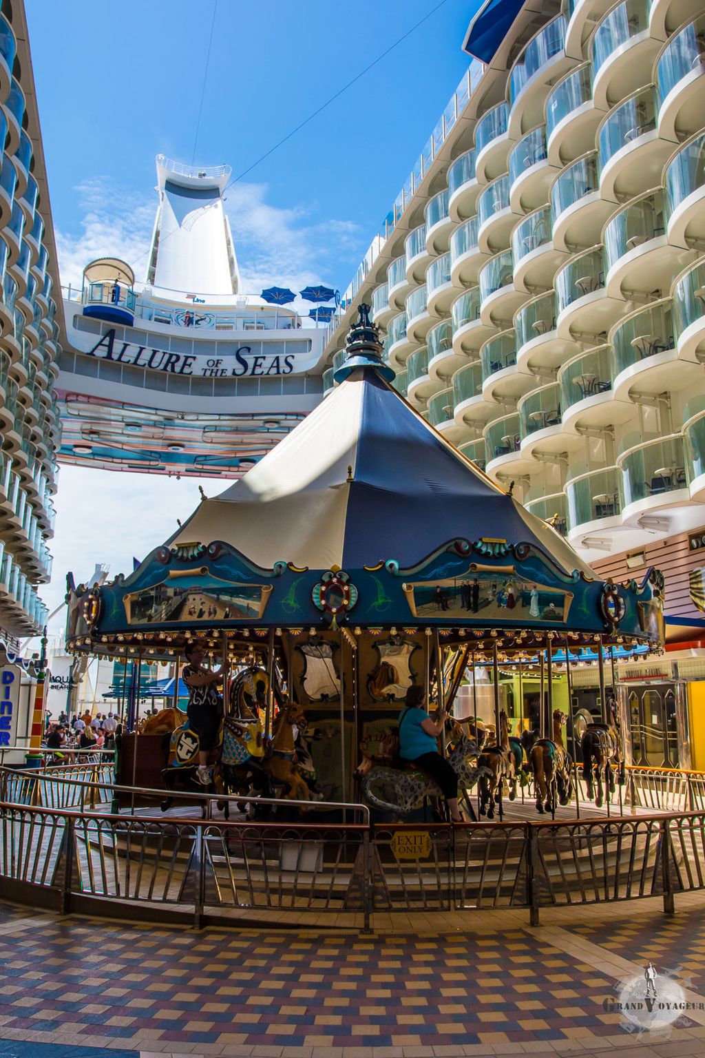 Ce carrousel en bois, avec ses chevaux taillés à la main a un mécanisme spécialement conçu pour compenser les (rares) mouvements de roulis du bateau. Les enfants adorent... sauf qu'il y en avait très peu lors de cette traversée. Du coup le carrousel était pris d'assault par les adultes (voire des très adultes). Ce carrousel en bois, avec ses chevaux taillés à la main a un mécanisme spécialement conçu pour compenser les (rares) mouvements de roulis du bateau. Les enfants adorent... sauf qu'il y en avait très peu lors de cette traversée. Du coup le carrousel était pris d'assault par les adultes (voire des très adultes).