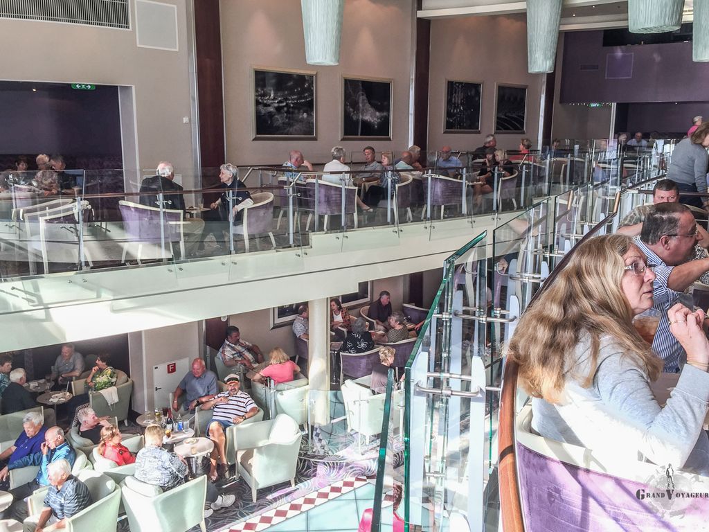 Le Dazzle en mode open bar pour VIPs. Le croisiériste fréquent a généralement une bonne descente. Vous noterez les passagers sont un pouillème plus âgés que nous en général. Le Dazzle en mode open bar pour VIPs. Le croisiériste fréquent a généralement une bonne descente. Vous noterez les passagers sont un pouillème plus âgés que nous en général.