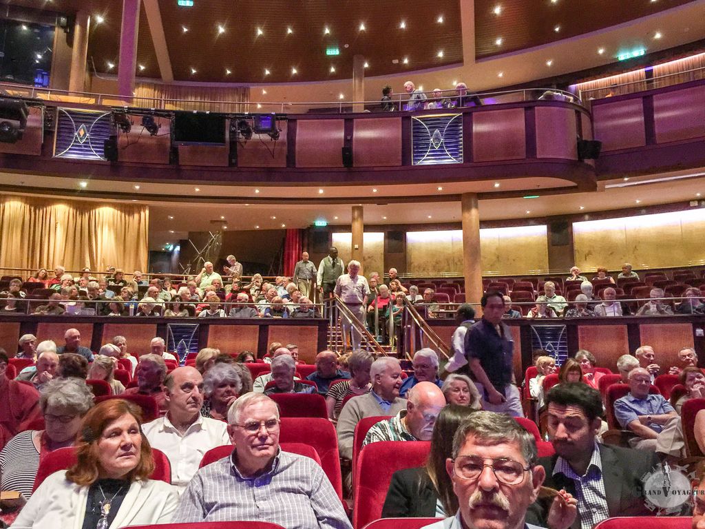 Le Royal theater permet d'accueillir jusqu'à 1400 personne d'un coup et propose du théâtre style Broadway, des concerts, des jeux style Tournée Ménage... on aime ou pas (nous plutôt bof) mais il y en a pour tous le goûts. Le Royal theater permet d'accueillir jusqu'à 1400 personne d'un coup et propose du théâtre style Broadway, des concerts, des jeux style Tournée Ménage... on aime ou pas (nous plutôt bof) mais il y en a pour tous le goûts.