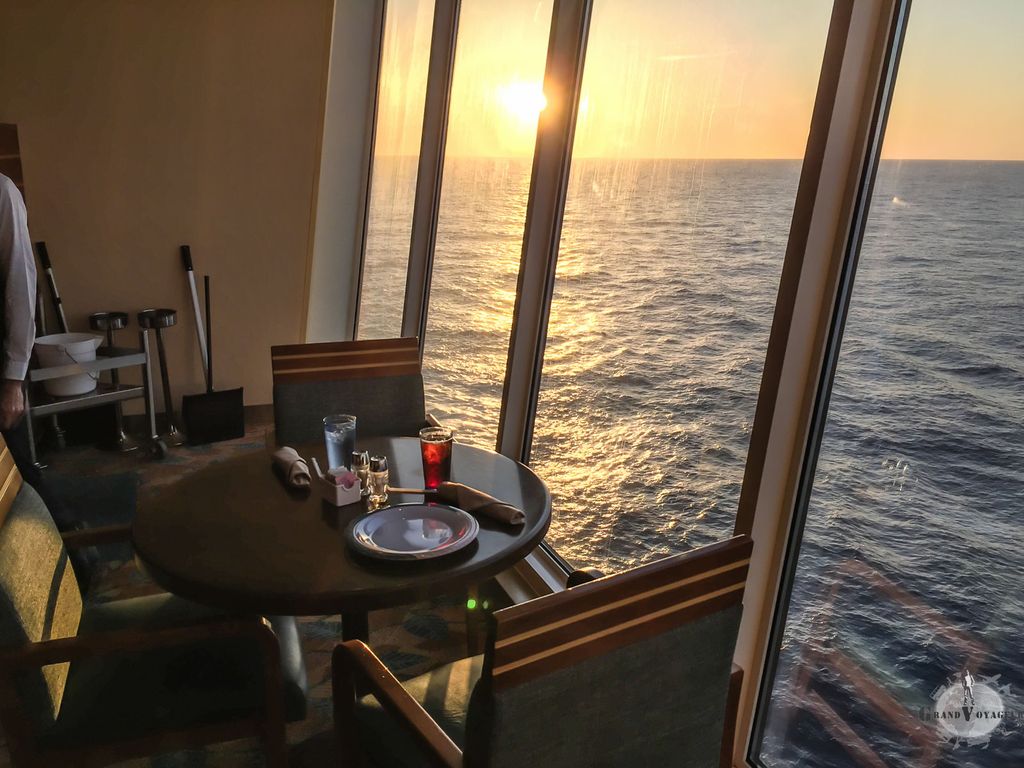 Une table libre devant un coucher de Soleil. Pour nous ! Une table libre devant un coucher de Soleil. Pour nous !