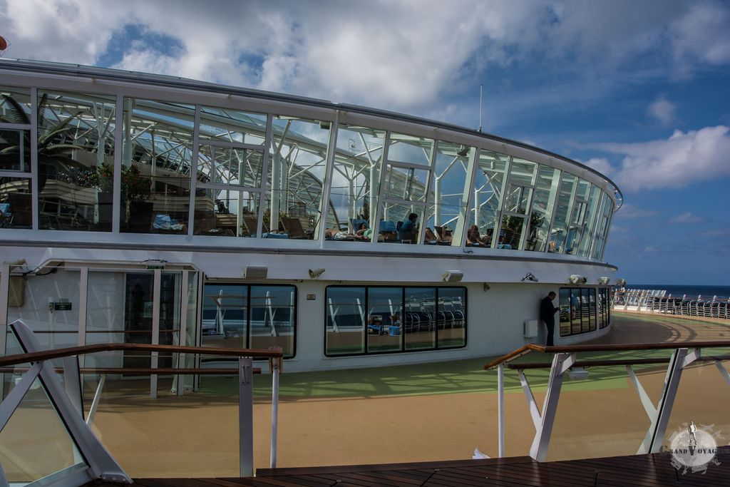 Le pont supérieur comprend aussi un solarium contenant piscines et jacuzzis, et qui se transforme en Churrascaria (grill brésilien - payant) le soir venu... délicieux ! Le pont supérieur comprend aussi un solarium contenant piscines et jacuzzis, et qui se transforme en Churrascaria (grill brésilien - payant) le soir venu... délicieux !