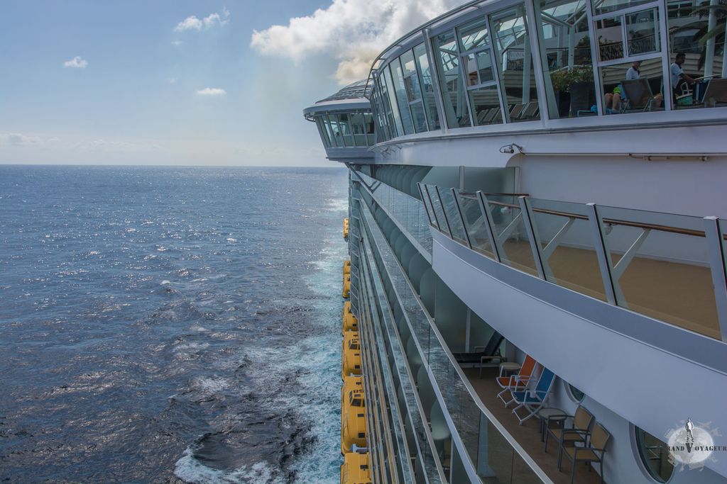 Vue à tribord. Le "bulbe" dépassant du bord est un jacuzzi offrant une vue imprenable sur les alentours). Vue à tribord. Le "bulbe" dépassant du bord est un jacuzzi offrant une vue imprenable sur les alentours).